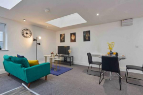 NEW! 3 Beds Apt - Family & Work Stays - FREE Parking